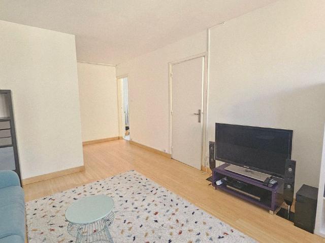Large, bright 2 room apartment 1 living room and 1 separate bedroom Elevator Close to shops and transportation, Paris Amsterdam Apartments for Rent