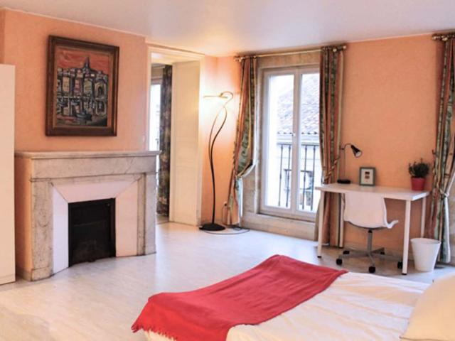 Large bright bedroom 20m² MA12