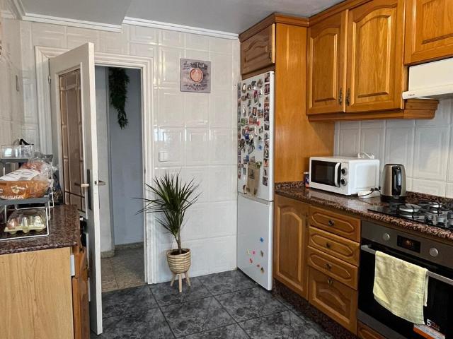 Large, bright kid friendly home 20 mins from beach