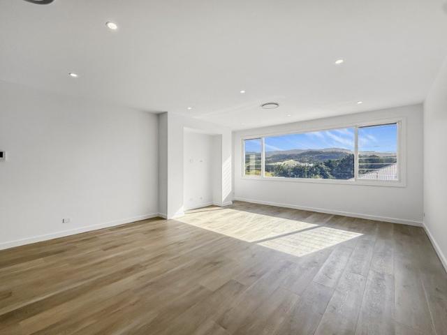 BIG, BRIGHT AND BEAUTIFUL 4 BEDROOM DUPLEX, WITH STUNNING VIEWS!