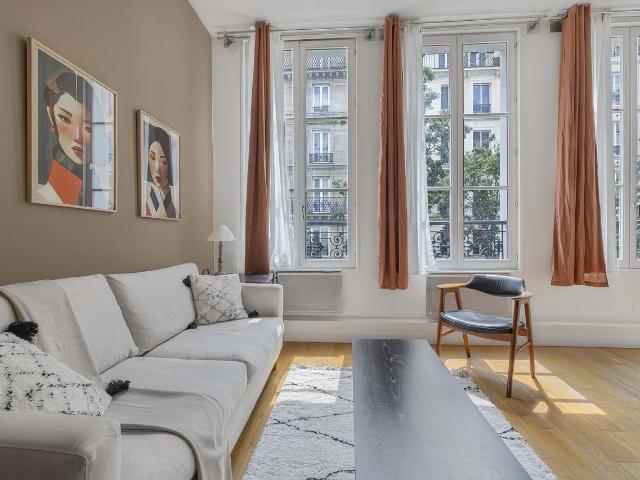 Large, bright two room apartment, Paris Amsterdam Apartments for Rent