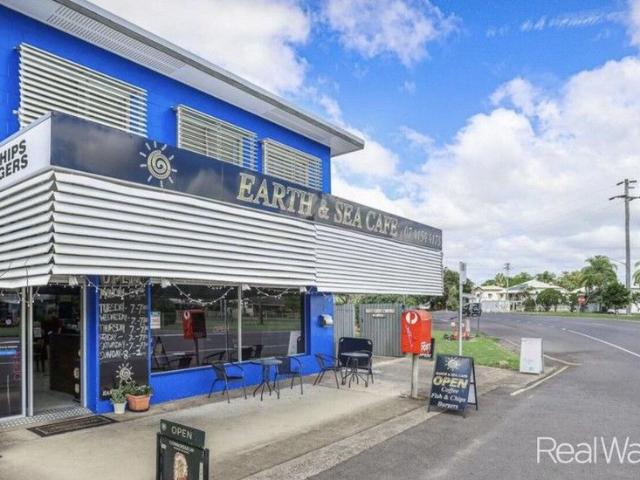 Large Cafe/ Dinner with great outdoor area and 2 bedroom residence