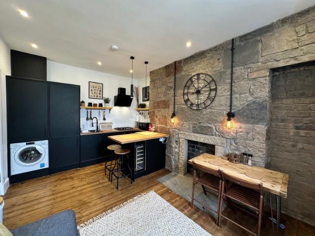 Large Central Modern 2 Bed Beside Meadows