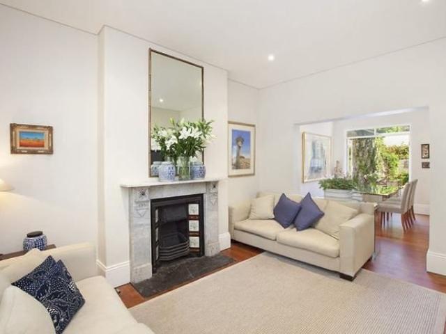 Large corner terrace, freestanding on northern side