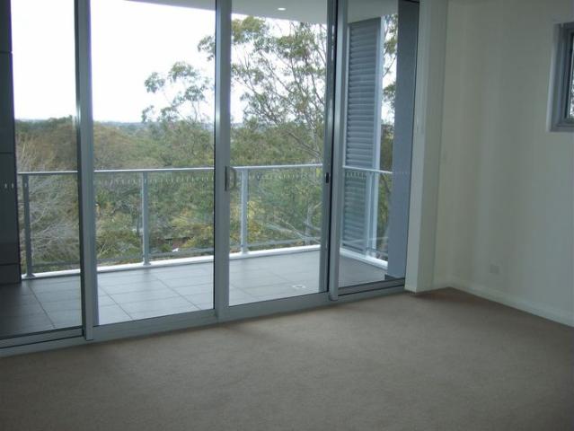 Large Cosy and Bright. 2 BALCONIES