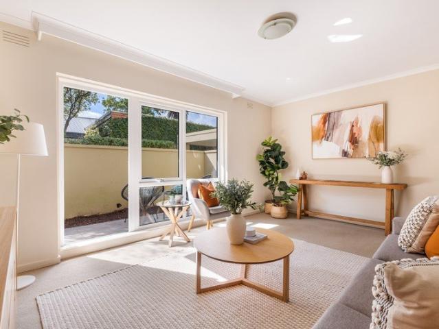 Large Courtyard Entertainer in Prime Malvern Location