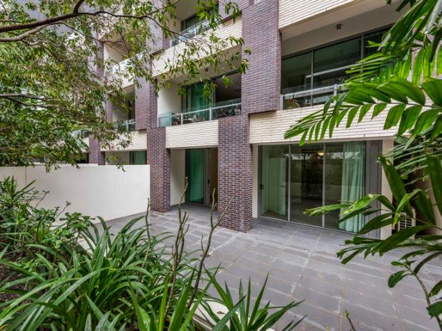 Large Courtyard Unit right across from Gasworks!
