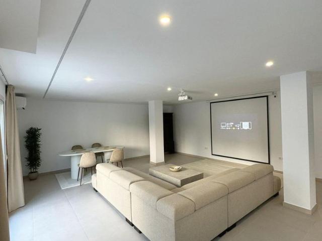 LARGE DETACHED VILLA WITH PRIVATE POOL AND GARDEN