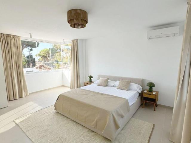 LARGE DETACHED VILLA WITH PRIVATE POOL AND GARDEN