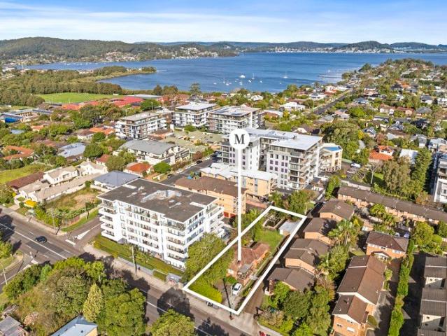 Large development site moments to waterfront