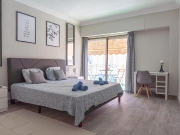 Large double bedroom with a balcony, in Carolinas Altas