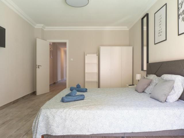 Large double bedroom with a balcony, in Carolinas Altas