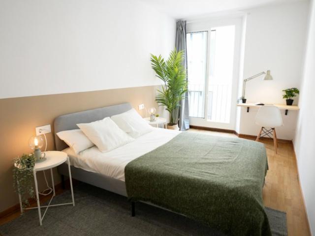 Large double bedroom with balcony close to the Barcelona's Port