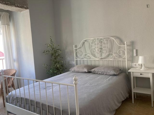 Large double bedroom in the Mercado neighbourhood