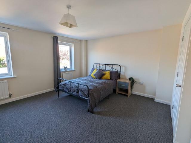 LARGE DOUBLE ROOM