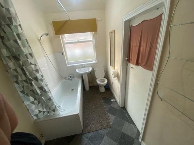 Large double room / with en suite / and kitchen
