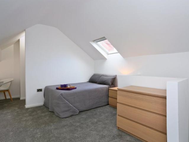 Large Double Room Bills INC Burley Leeds