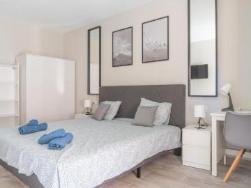 Large Double room. Newly renovated flat. Erasmus students