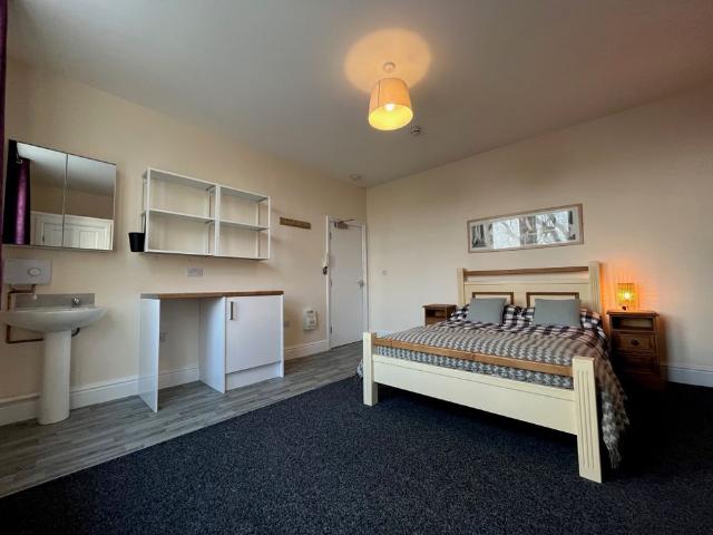 Large Double Room + Private Study room | All Bills Included | Beeston LS11