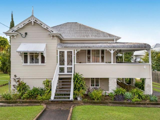 Large Dual Occupancy Home | Walking Distance To Everything