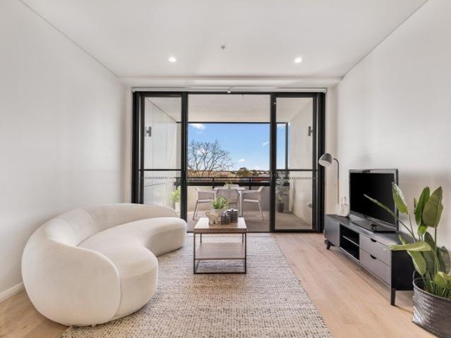 Large Dual Aspect 2 Bedroom + MPR, MUST VIEW!