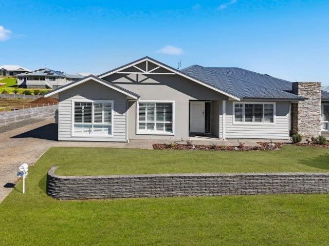 LARGE DUAL LIVING MODERN FAMILY HOME + LARGE 3 BAY SHED + SOLAR 17.2KW