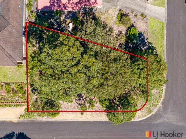 Large Elevated Corner Block Only 800m to the Beach !