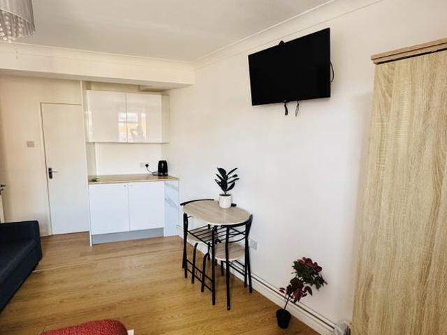 Large Ensuite 18 Mi Train to London, All Inclusive