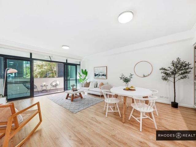 Large entertaining living space and close proximity to Rhodes shopping