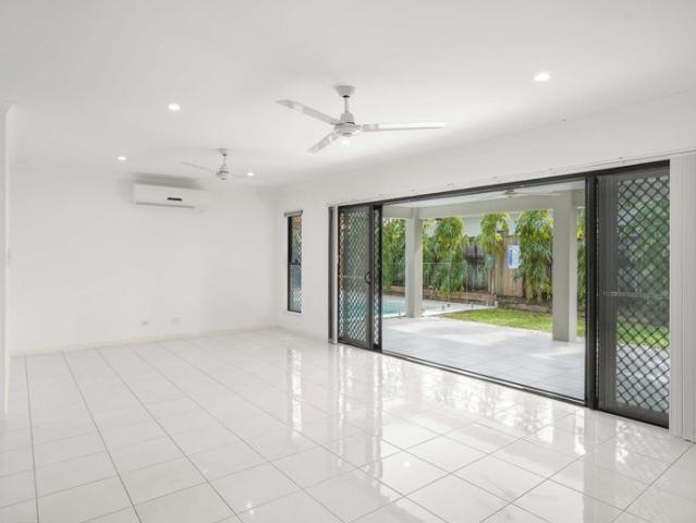 LARGE EXECUTIVE FAMILY HOME IN TRINITY BEACH