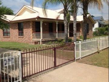 Large Family Bedroom home Close to town