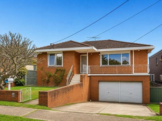 LARGE Corner House / Duplex Site Potential on 556m2