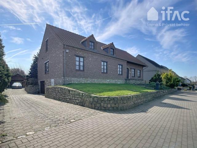 Large family home, 4 bedr, large garden & 54 solar panels