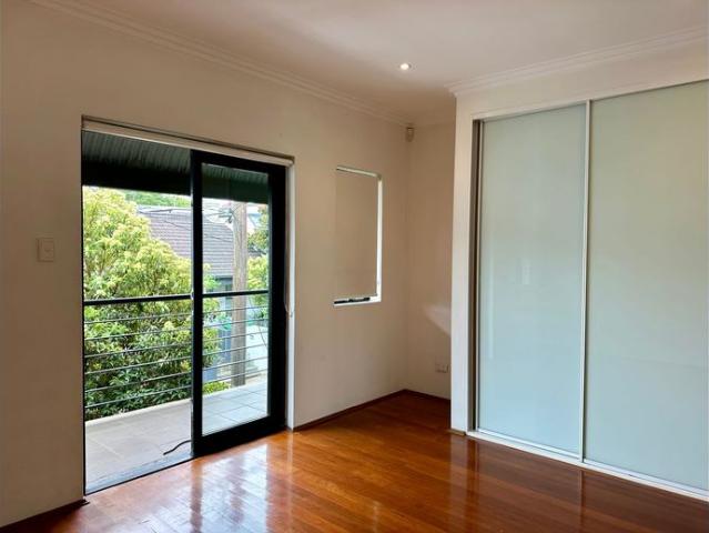 Large Family Home, Walking distance to St Peters Train station