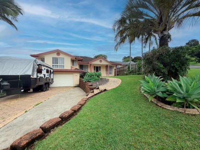 LARGE FAMILY HOME WITH A POOL