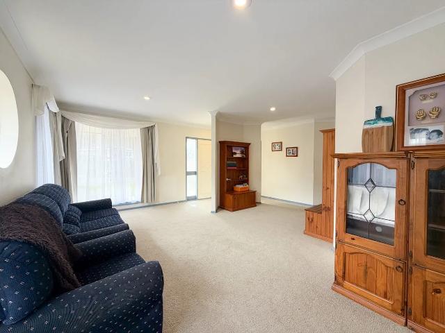 LARGE FAMILY HOME WITH A POOL