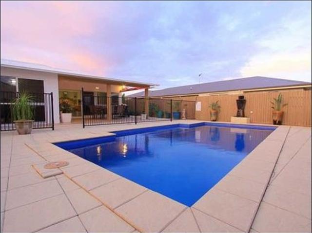 LARGE FAMILY HOME WITH A POOL AT THE BEACH