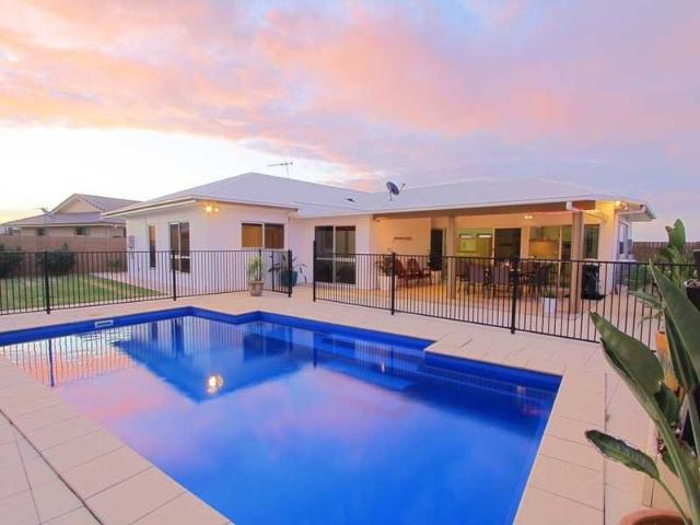 LARGE FAMILY HOME WITH A POOL AT THE BEACH