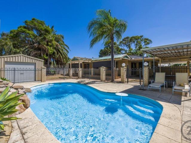 Large Family Home with a Pool, Perfect for Summer