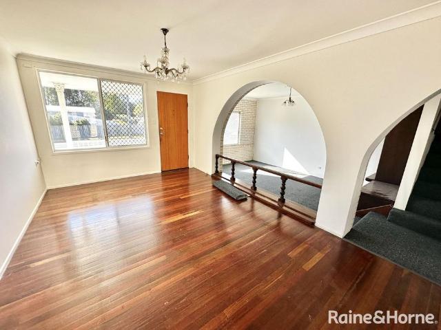 LARGE FAMILY HOME WITH AIR CONDITIONING