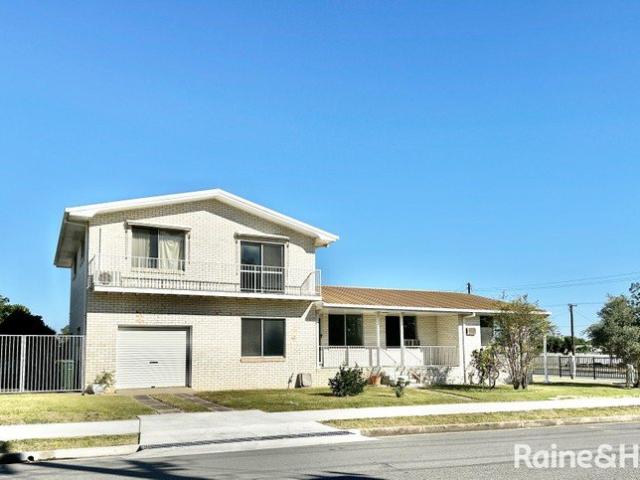 LARGE FAMILY HOME WITH AIR CONDITIONING