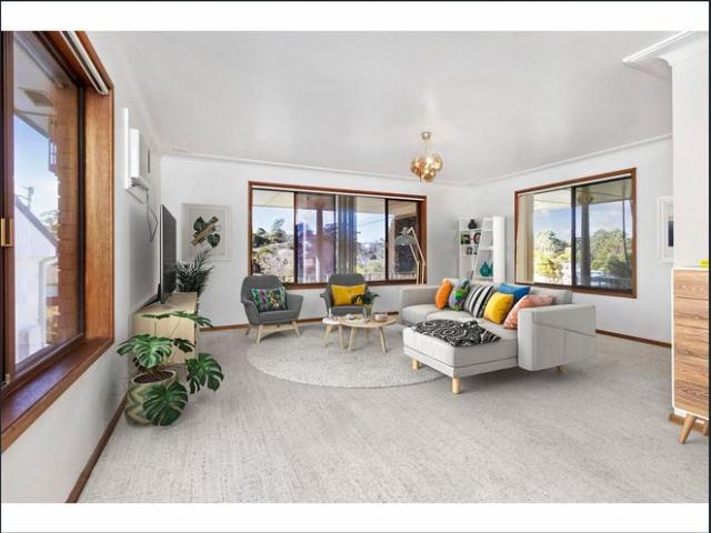 LARGE FAMILY HOME WITH DOUBLE GARAGE, MULTIPLE LIVING AREAS NICE BACKYARD