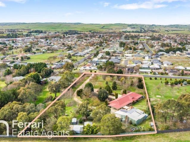 Large Family Home With Extensive Garaging on Three Fully Fenced Acres