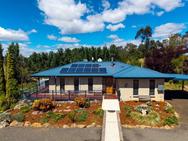 LARGE FAMILY HOME WITH STUNNING VIEWS