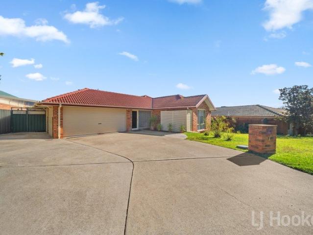 LARGE FAMILY HOME WITH VIEWS & POOL