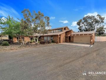 Large Family home with 2 ensuites on corner block of 4081 sqm land