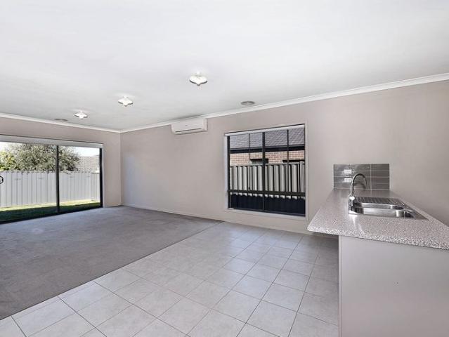 LARGE FAMILY HOME WITH 2 LIVING AREAS!