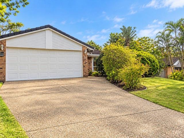 LARGE FAMILY HOME WITH 2 LIVING AREAS