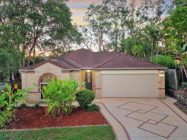 Large Family Home with 4 bed + 1 Study and 2 min Walk to The Lake and Shopping Centre!