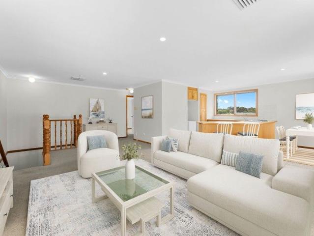 LARGE FAMILY HOME, DUAL LIVING, POTENTIAL 2ND INCOME IN BLUECHIP LOCATION ON APPROX 1000M2